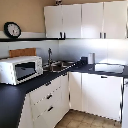 T2 Climatise Avec Piscine Et Parking A 100m De La - Fr-1-607-207 *