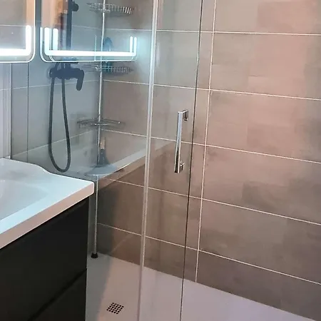 Апартаменти T2 Climatise Avec Piscine Et Parking A 100m De La - Fr-1-607-207