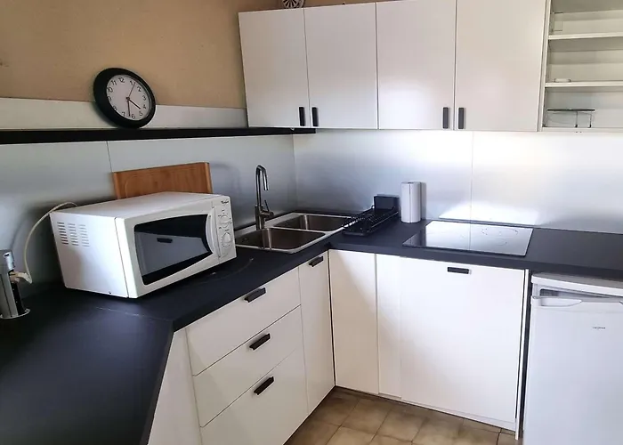 T2 Climatisé Avec Piscine Et Parking à 100m De La - Fr-1-607-207 *